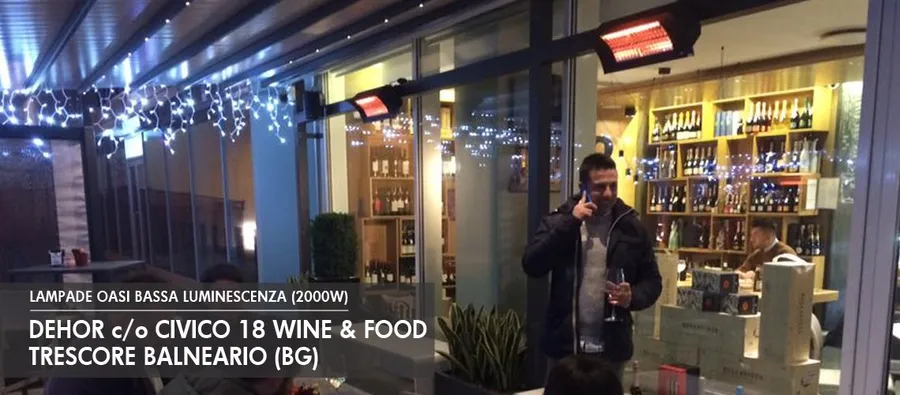 Oasi nero a parete nel dehor di un bar