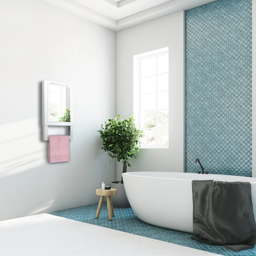 Termoventilatore digitale da parete bianco quadrato con specchio e barra portasalviette ambientato in bagno stile minimal